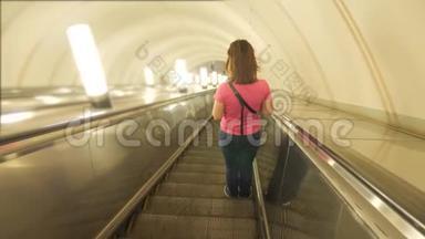 地铁地铁里的女孩。 人们站在地铁或地铁的自动扶梯上，这是一个概念